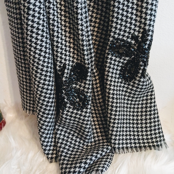JANAVI Houndstooth Butterfly Merino Wool Blanket Scarf - Picture 3 of 11